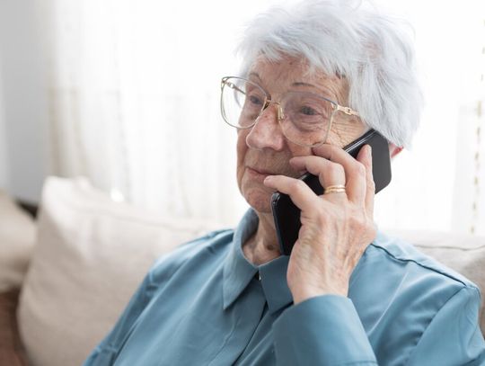 77-letnia kobieta przyszła do banku w centrum Będzina, żeby zaciągnąć kredyt w wysokości 80 tys. zł. Była zdenerwowana i przez telefon rozmawiała z nieznanym mężczyzną.