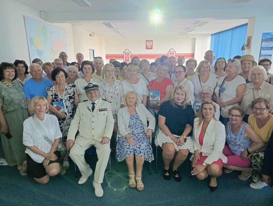 Seniorzy nie kryli wdzięczności za gościnność i przygotowane atrakcje, dziękując władzom PŻM za ciepłe przyjęcie. Fot. ZUTW
