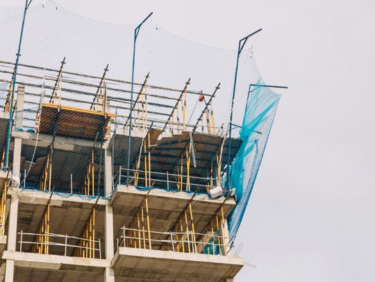 Siatki asekuracyjne jako niezbędny element wyposażenia podczas prac na wysokości