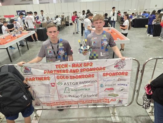 Kornel Słoboda i Szymon Stefanik zakończyli rywalizację w Finale Światowym World Robot Olympiad 2025 w Singapurze, zajmując 61. miejsce na 114 drużyn w kategorii Robo Mission Junior.