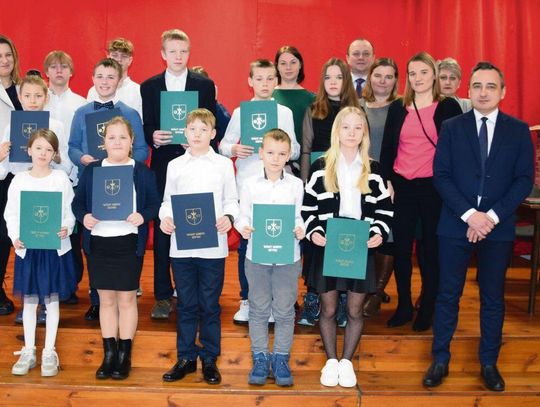 Sitno: Wójt wręczył stypendia najlepszym uczniom za pierwsze półrocze