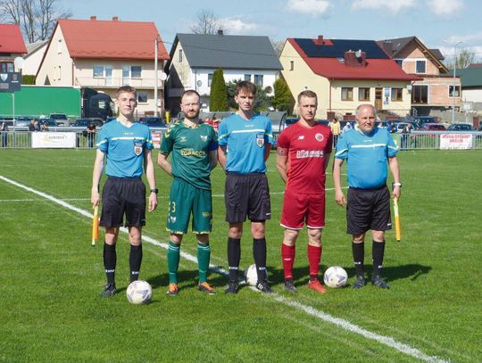 Sędzia Hubert Chmura z Zamościa (w środku) może czuć się pokrzywdzony tym, że decyzją Prezydium Kolegium Sędziów LZPN nie uzyskał uprawnień na III ligę, choć w rankingu sędziów czwartoligowych okazał się najlepszy i spełnił wszelkie kryteria awansu.