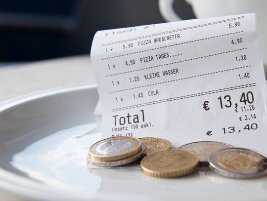 Napiwki w gotówce odchodzą do przeszłości – klienci coraz chętniej zostawiają je kartą, przez aplikacje lub kody QR.