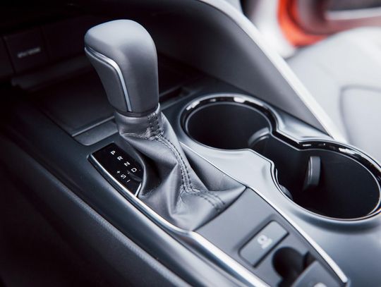 Skrzynia automatyczna vs. manualna – które rozwiązanie generuje mniej problemów?