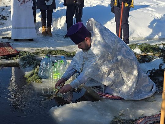 Duchowny dokonał obrzędu trzykrotnego zanurzenia krzyża w wodach rzeki. Według tradycji, akt ten ma przywrócić wodzie jej pierwotną czystość i sprowadzić na nią Boże Błogosławieństwo