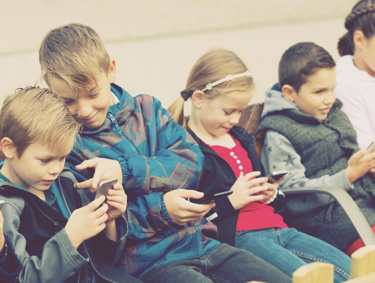 10 grudnia 2025 roku zakaz korzystania z mediów społecznościowych dla dzieci poniżej 16 lat wprowadziła Australia.