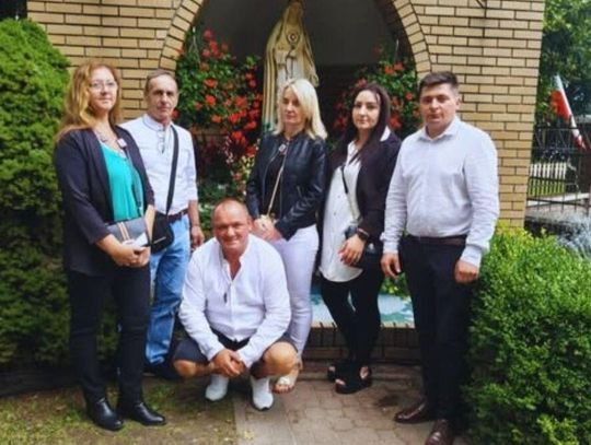 Na pielgrzymce do Matki Bożej Szkaplerznej gm. Krynice reprezentowała liczna delegacja: sekretarz Gminy Marcin Kurzępa oraz sołtysi: Joanna Skrzyńska (Polanówka), Paulina Matuszak (Majdan Krynicki), Adam Grzyb (Huta Dzierążyńska), Urszula Rycak (Zwiartów) i Sławomir Podoba (Zwiartów-Kolonia).