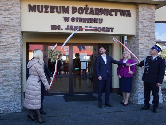 Oficjalnego odsłonięcia nowego napisu przy wejściu do muzeum dokonali: syn założyciela mł. bryg. Szczepan Łasocha oraz wojewoda lubelski Krzysztof Komorski, posłanka Małgorzata Gromadzka, wójt Zbigniew Naklicki, przewodnicząca Rady Gminy Susiec Urszula Bartoszek.