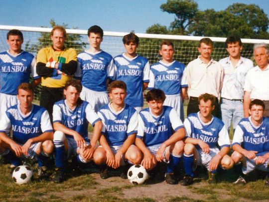 Sparta Łabunie przed jednym z meczów w rundzie wiosennej sezonu 1995/1996. Stoją od lewej: Jan Lewicki (kapitan zespołu), Adam Niemczuk, Przemysław Michalak, Dariusz Grela, Paweł Pałka, Jerzy Wiater (zawodnik i sekretarz klubu), Jerzy Chmiel i Gabriel Sokołowski (prezes zarządu klubu).