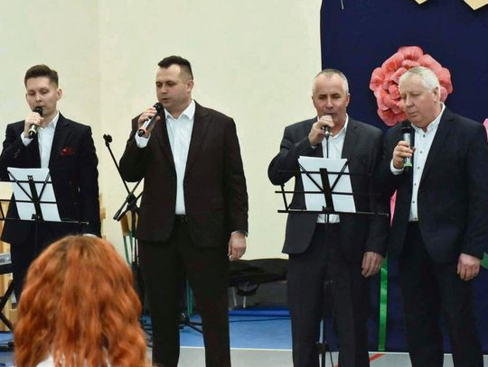 Burmistrz Turobina Andrzej Kozina razem z tamtejszymi radnymi stanęli przy mikrofonach i zaśpiewali w prezencie dla pań uczestniczących Gminnym Święcie Kobiet.