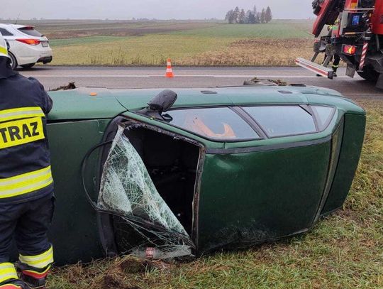 Samochód osobowy wypadł z drogi i znalazł się na boku w przydrożnym rowie. Z pomocą poszkodowanej kobiecie ruszył funkcjonariusz Komendy Miejskiej Państwowej Straży Pożarnej w Zamościu, który był świadkiem zdarzenia.