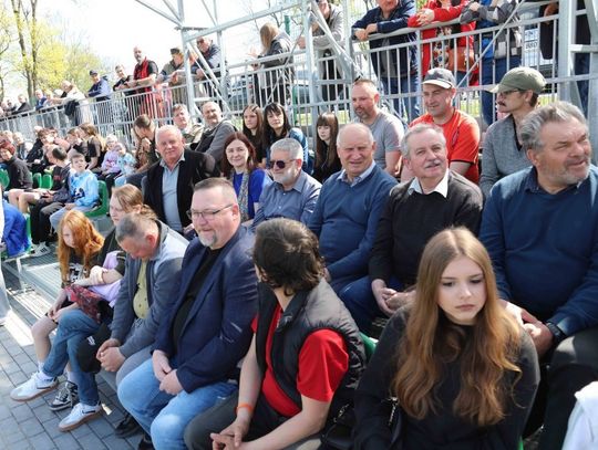 Po około dwóch dekadach przerwy na stadionie w Dołhobyczowie powróciły piłkarskie emocje i profesjonalny doping.