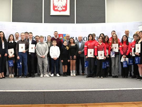 Łącznie nagrodzono 45 sportowców. Fot. Starostwo Powiatowe w Zamościu