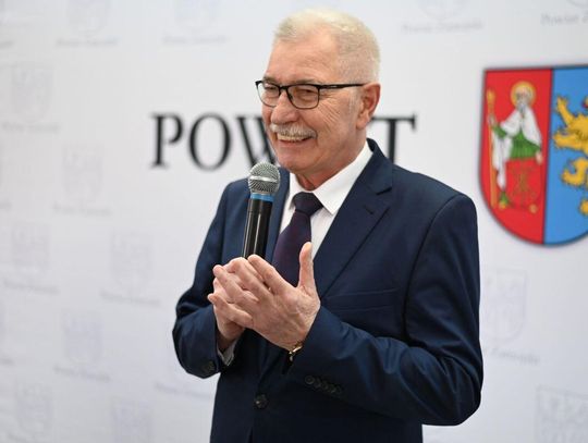 Na ostatniej sesji radni powiatu zamojskiego przyznali staroście Stanisławowi Grześko podwyżkę o 1 644 zł.