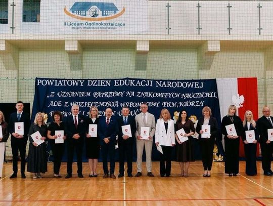 Nagrody Starosty Tomaszowskiego z okazji Dnia Edukacji Narodowej otrzymało dwudziestu jeden nauczycieli.