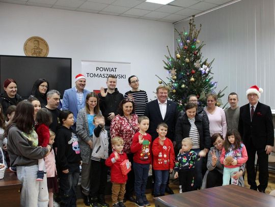 Starostów wesoły skład. Piosenka z finału akcji "Napisz list do Mikołaja" tomaszowskim viralem! Władze powiatu tomaszowskiego w finale akcji "Napisz list do Mikołaja".