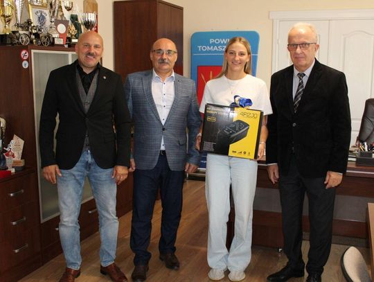 Władze powiatu tomaszowskiego wręczyły Alicji Koper urządzenie do drenażu limfatycznego.