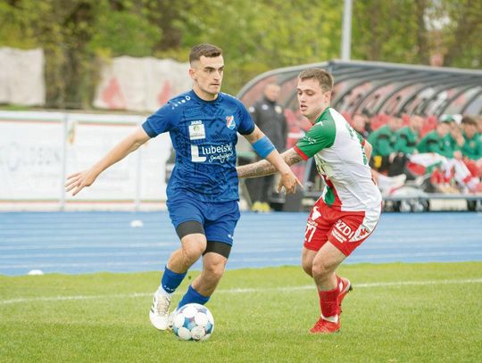 Trzy dni po pucharowym meczu z Bugiem Hanna Hubert Sałamacha zaprezentował się na zamojskim stadionie OSiR w spotkaniu o punkty w IV lidze. Start Krasnystaw przegrał z Hetmanem Zamość 1:2 (0:0), a wychowanek Omegi Stary Zamość rozegrał cały mecz. Fot. Kamil Gac