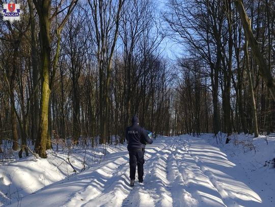 Czujność mieszkanki gminy Stary Zamość oraz szybka reakcja dzielnicowych i pracownika socjalnego pozwoliły na udzielenie pomocy mężczyźnie, który z powodu urazu i trudnych warunków pogodowych znalazł się w ciężkiej sytuacji życiowej.