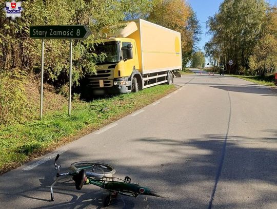 W gm. Stary Zamość 65-letni cyklista wyjeżdżając z drogi podporządkowanej na skrzyżowanie, nie ustąpił pierwszeństwa kierującemu pojazdem ciężarowym i uderzył w kabinę ciężarówki.