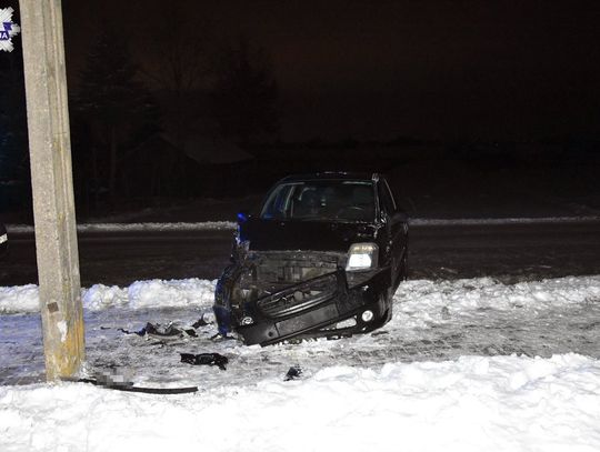 20-latka kierując Citroenem w Starym Zamościu nie dostosowała prędkości do trudnych zimowych warunków drogowych, wpadła w poślizg i uderzyła w słup energetyczny.