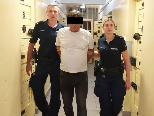 Grożąc nożem swojej 88-letniej teściowej, zmusił ją do wydania ponad 2 tysięcy złotych.
