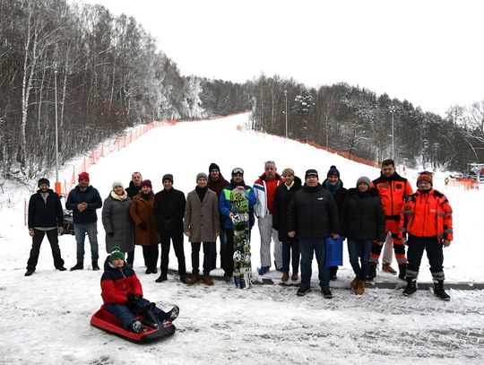 Pierwszy narciarz, który zjechał ze stoku Białą Góra otrzymał gadżety i upominki z rąk Wójt Gminy Tomaszów Lubelski Marzeny Czubaj-Gancarz oraz Skarbnika Gminy Grzegorza Gałana.