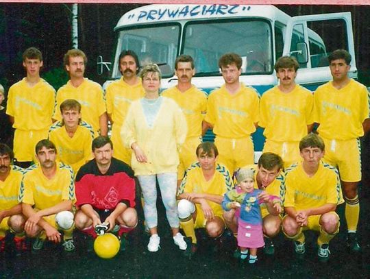 Stół suto zastawiony. Z cyklu Historia Piłki Nożnej w Kronice Tygodnia