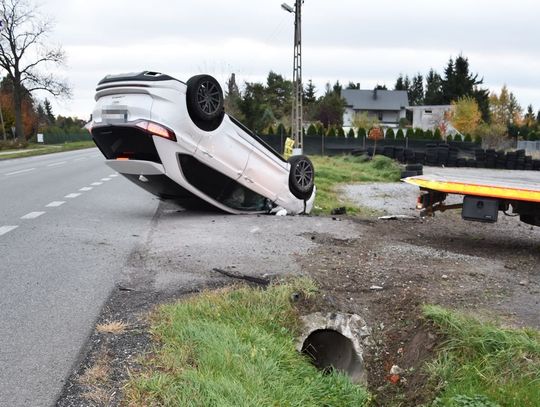 Na drodze krajowej nr 17 kierujący fordem 46-latek stracił panowanie nad pojazdem, uderzył w betonowy przepust i doprowadził do dachowania auta.