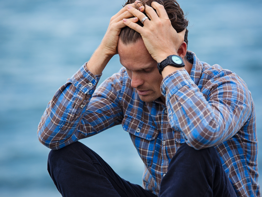 Polacy żyją coraz dłużej, ale często w stresie. To sprawia, że wielu z nas czuje się na więcej lat, niż wskazuje metryka.