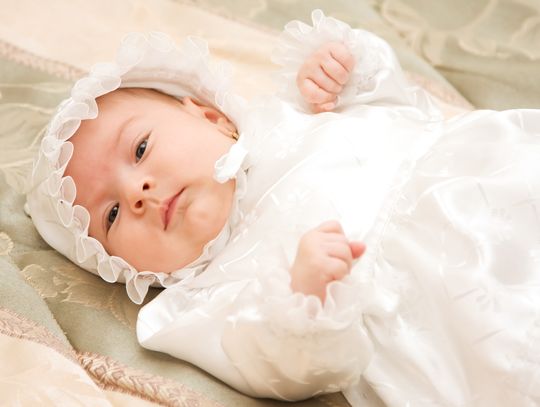 Sukieneczki na chrzest - jak wybrać idealną kreację dla Twojego dziecka?