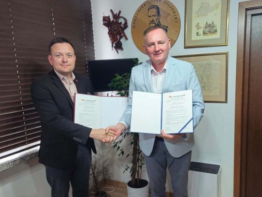Akt Partnerstwa Gminy Sułów i Miasta Tyszowce podpisali wójt gminy Sułów Piotr Kaliszewski oraz burmistrz Tyszowiec Robert Bondyra.