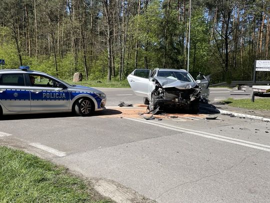 Kierujący Audi nie zatrzymał się przed znakiem STOP i doprowadził do wypadku w Suścu.