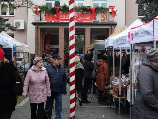 11 grudnia przed Starostwem Powiatowym w Tomaszowie Lubelskim odbył się Świąteczny Kiermasz Rękodzieła.