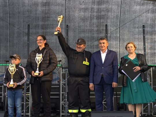 Zwycięzcy zawodów wędkarskich zorganizowanych podczas Święta Ryby i Tataraku w Krynicach dostali puchary.