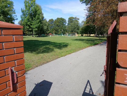 Ogródek jordanowski przy ZDK to miejsce spacerów, odpoczynku oraz plenerowych wydarzeń kulturalnych i rodzinnych.