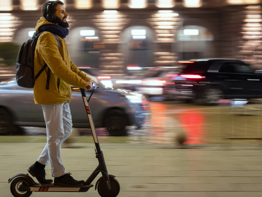 Dziesiątki tysięcy hulajnóg elektrycznych, które nie spełniają norm bezpieczeństwa, trafia na polskie ulice.