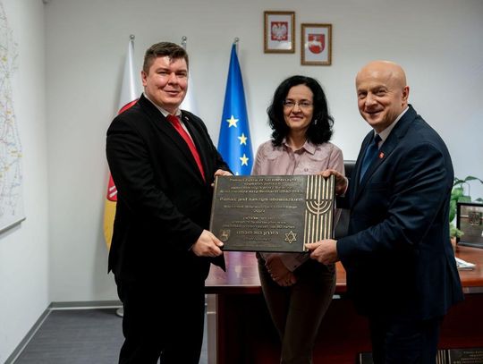 Przekazanie tablicy upamiętniającej Żydów. Burmistrz Szczebrzeszyna z prof. Bober i marszałkiem województwa lubelskiego.