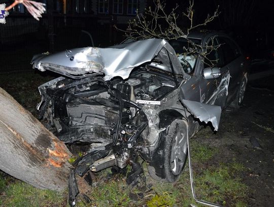 Szczebrzeszyn: Mercedes zatrzymał się na drzewie. Pijany 26-latek zakleszczony w aucie [ZDJĘCIA]