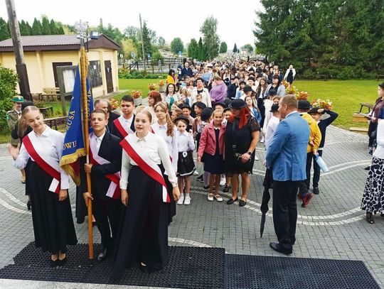 Szczęście każdy nosi w sobie. Jubileusz 60-lecia szkoły podstawowej nr 1 w Hrubieszowie