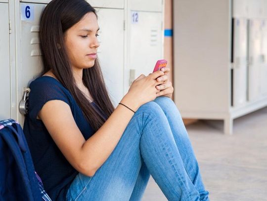 Ponad połowa szkół w Polsce wprowadziła już zakaz korzystania z telefonów komórkowych – wynika z badań Fundacji GrowSpace.