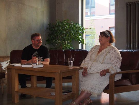 Szpilki, gorsety i koronkowe intrygi w Zamościu. "Wnuczka Szeptuchy" powstawała 20 lat!