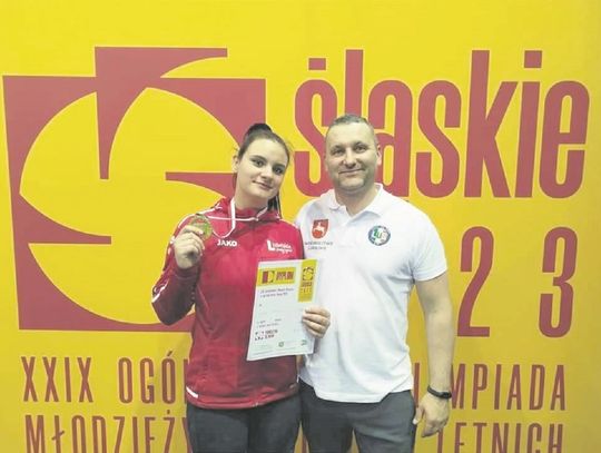 Weronika Ostrówka wywalczyła w Dębicy złoty medal ogólnopolskiej olimpiady młodzieży i została mistrzynią Polski juniorek młodszych (do lat 17) w kategorii 76 kg.
