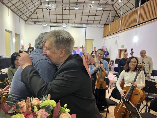 Tadeusz Wicherek żegna się z Orkiestrą Namysłowiaków. Stworzył markę rozpoznawalną na światowych scenach Po blisko dwóch dekadach przewodzenia najstarszej orkiestrze symfonicznej w Polsce dyrektor Tadeusz Wicherek oficjalnie podziękował za współpracę, przechodząc na emeryturę.