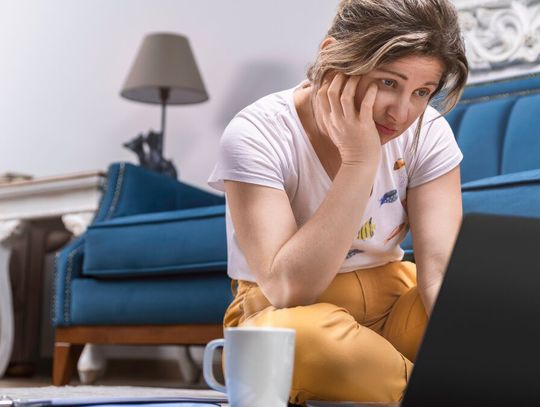 Najczęściej sięgamy do serwisów internetowych. Rzadziej zaglądamy do prasy, radia czy na tablice ogłoszeń. Tak szukamy dziś pracy.