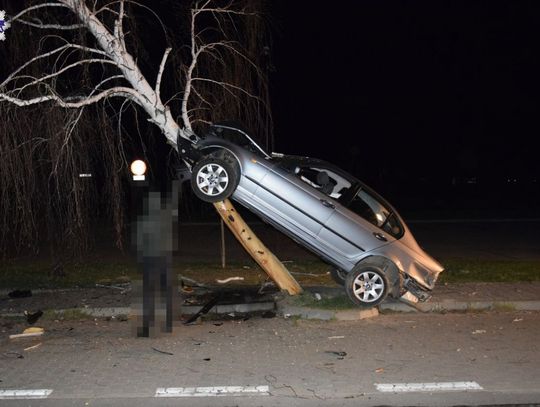 Tak "parkują" pijani kierowcy. BMW zawisło na drzewie