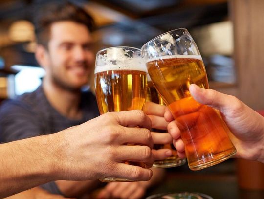 W 2024 roku statystyczny Polak wypił średnio 8,8 litra czystego alkoholu – wynika z najnowszych danych GUS.