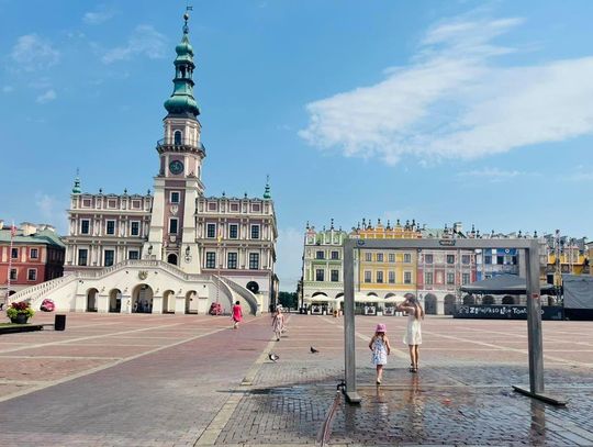 Kurtyna wodna na Rynku Wielkim w Zamościu.