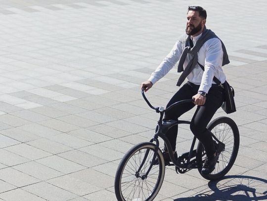 Tankowanie boli. Polacy przesiadają się na gravele i e-bike’i Transport kosztuje nas coraz więcej. Żeby zminimalizować koszty, szukamy innych rozwiązań niż auto. Dla wielu z nas są nim rowery, które szybko zyskują na popularności.