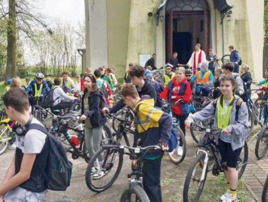 RoweroweMajowe będzie rajdem, na trasie którego uczestnicy zatrzymają się na majówkę przy kapliczce. Na zdjeciu Ubiegłoroczny rajd organizowany przez ks. Witolda Bednarza i Parafię w Tarnawatce cieszył się ogromną popularnością wśród młodych ludzi.